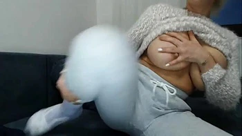 Блондинка дразнит огромными сиськами в соло