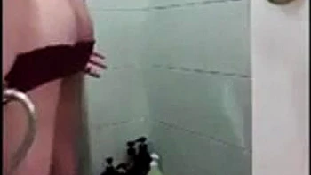 Koreanische Amateurin wird nass beim heißen Duschfick