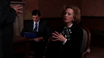 Rubia en trío: perrito y lamida de coño