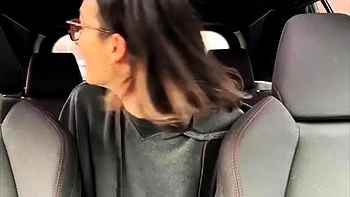 Brünette spritzt beim Solo-Masturbieren vor der Webcam