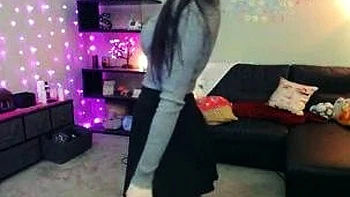 Горячая брюнетка-любительница мастурбирует для фанатов на вебке