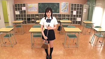 Красивая азиатка в мини-юбке жестко трахнута