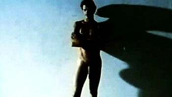 Saloperie lesbienne baise au poing le cul de la bombe en extérieur