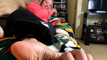 Angelica, handjob fétichiste pieds diables en POV