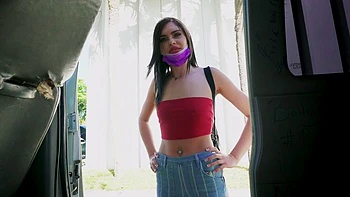 Brunete safada engole por dinheiro