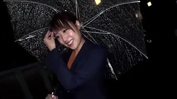 Anständige japanische Bürofrau küsst tief und trägt weiße Höschen