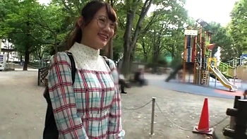 Belle fille en lunettes se caresse les tétons et chatte