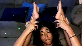 Сладкая темнокожая девка дрочит свою классную киску