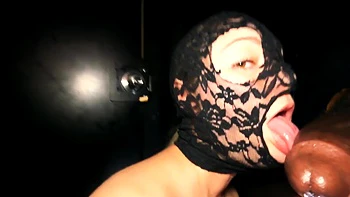 Amadora chupando no glory hole com punheta interracial