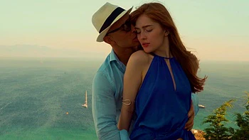 Rousse Jia Lissa chevauche la bite dans toutes les positions