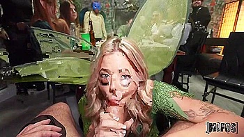 Loira adolescente fodida em público de uniforme