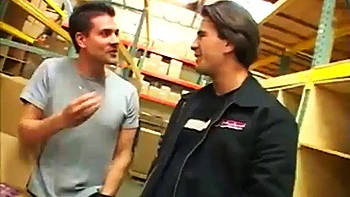 Азиатская MILF трахается в позе догги, наездницей и сосет в тройничке