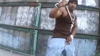 Grosse salope noire baisée en levrette et cowgirl