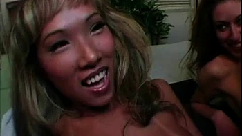 MILF caliente con mamada, perrito y vaquera en follada grupal