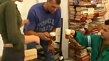 Hausfrau bekommt doppelte Anal, Blowjob, Doggy und Reiterstellung