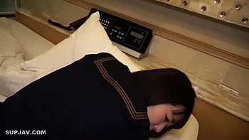 Японская худышка Хината кончает в себя