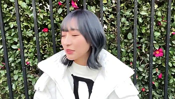 Красивая девушка скачет на члене, трусьясь задом