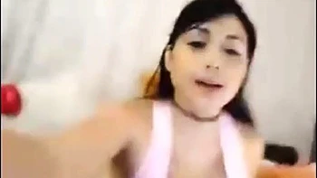 Latina amateur striptease et dévoile son gros cul