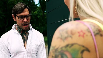 MILF loira tatuada fodida com força