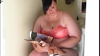 Милла Монро с большими сиськами и жопой мастурбирует в душе