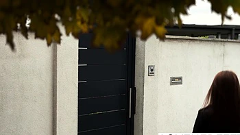 Pequeñas lesbianas pelirrojas lamiendo pies y cuerpos