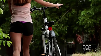 Bruneta húngara motociclista fodida em casa de lingerie