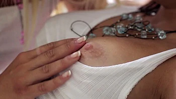 Русские лесбиянки лижут узкую киску с тату