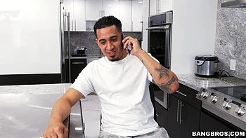 Скайла помогает с большой латинской грудью