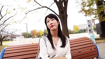 スレンダー美女妻がキスでうっとり激しいオマンコ責めで甲高く喘ぐ