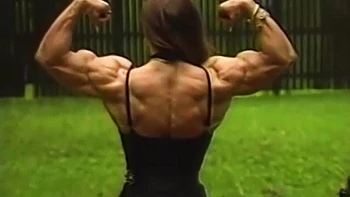 Muskulöse MILF zeigt sich nackt solo in der Öffentlichkeit