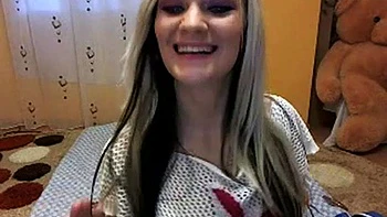 Amadora se masturba sozinha com dildo na webcam