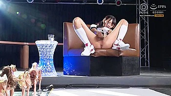 Delgada se masturba con dedos y vibrador, chorreando