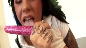 Negra tetona se masturba con dildo sola