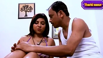 Desi Bhabhi chupa y se folla a cuatro con gran polla