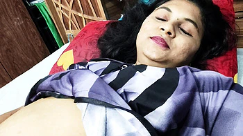 Madrastra india seduce a hijastro para lamer su coño y beber en casa