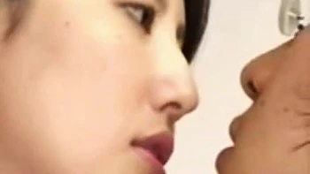 Japonesa chupando e cavalgando cowgirl