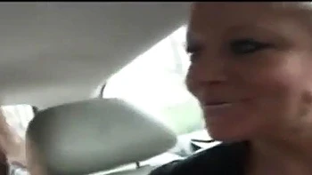 Lésbicas francesas lambem buceta e fode de quatro