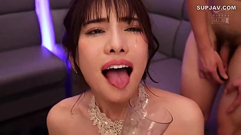 Японская брюнетка Цубаки в жарком азиатском тройничке