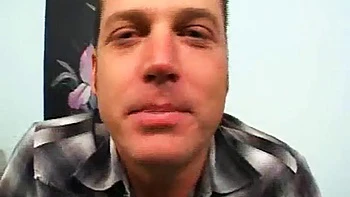 Femme trompeuse suce et chevauche en levrette