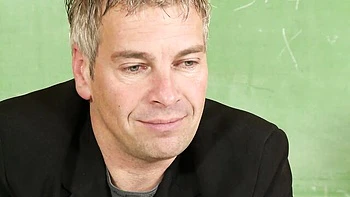 Секретарша скачет, сосет глубоко и кончает в рот