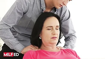 Gémissements en lingerie pour grosse bite en profondeur