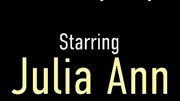 Julia Ann com peitos grandes de silicone e meias