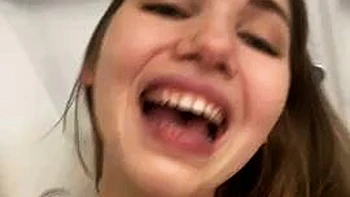 Emilyshy se masturba sus enormes tetas