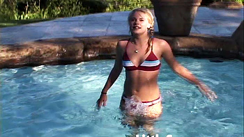 Похотливая блондинка дрочит киску на улице после стриптиза