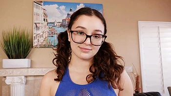 Leana Lovings se folla fuerte su coño con gafas