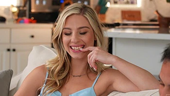 Худая блондинка чирлидерша ебется с парнем сзади