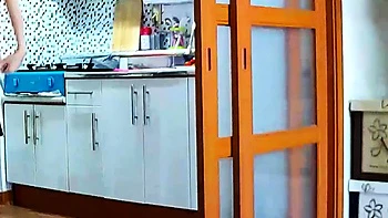 Milf japonesa se masturbando nua em casa