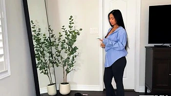 Asiatisches Babe mit großen Titten masturbiert unter der Dusche