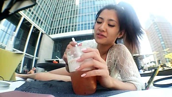 Asiatische Ohlana zeigt Nippel und wichst in Dessous