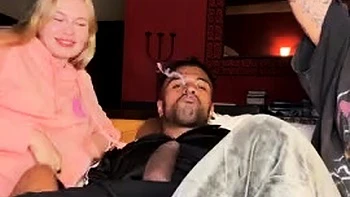 Rubia en tríos interracial con enormes pollas